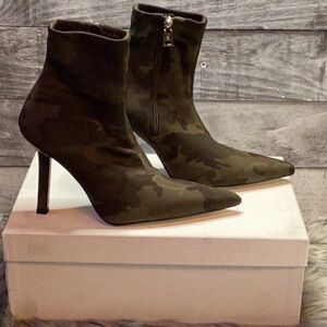 Good American Neoprene Kickstand Bootie. NO BOX. Comes with duster bag.